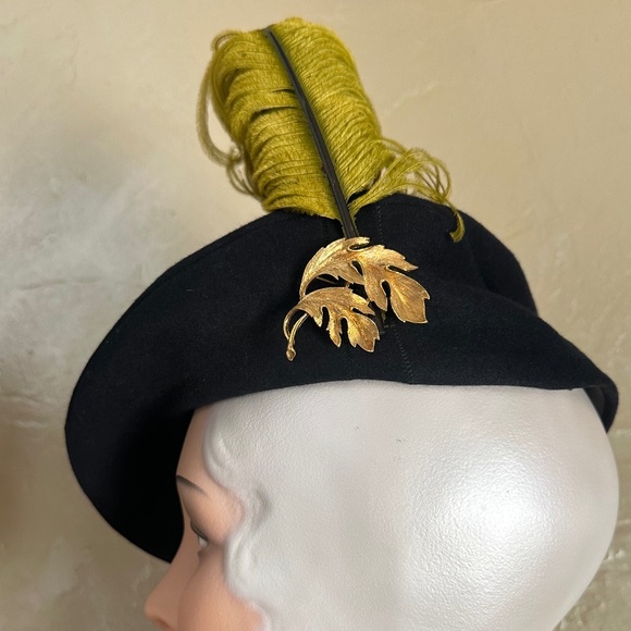 ALLURING 1940s\' BLACK FELT BERET WITH GATHERED TOP + CURLED CHARTREUSE  FEATHER main image 12